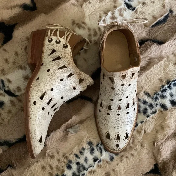 Musse & Cloud Anisse Distressed Leather Boots — 5/5.5 US / 36 Euro - Picture 3 of 10